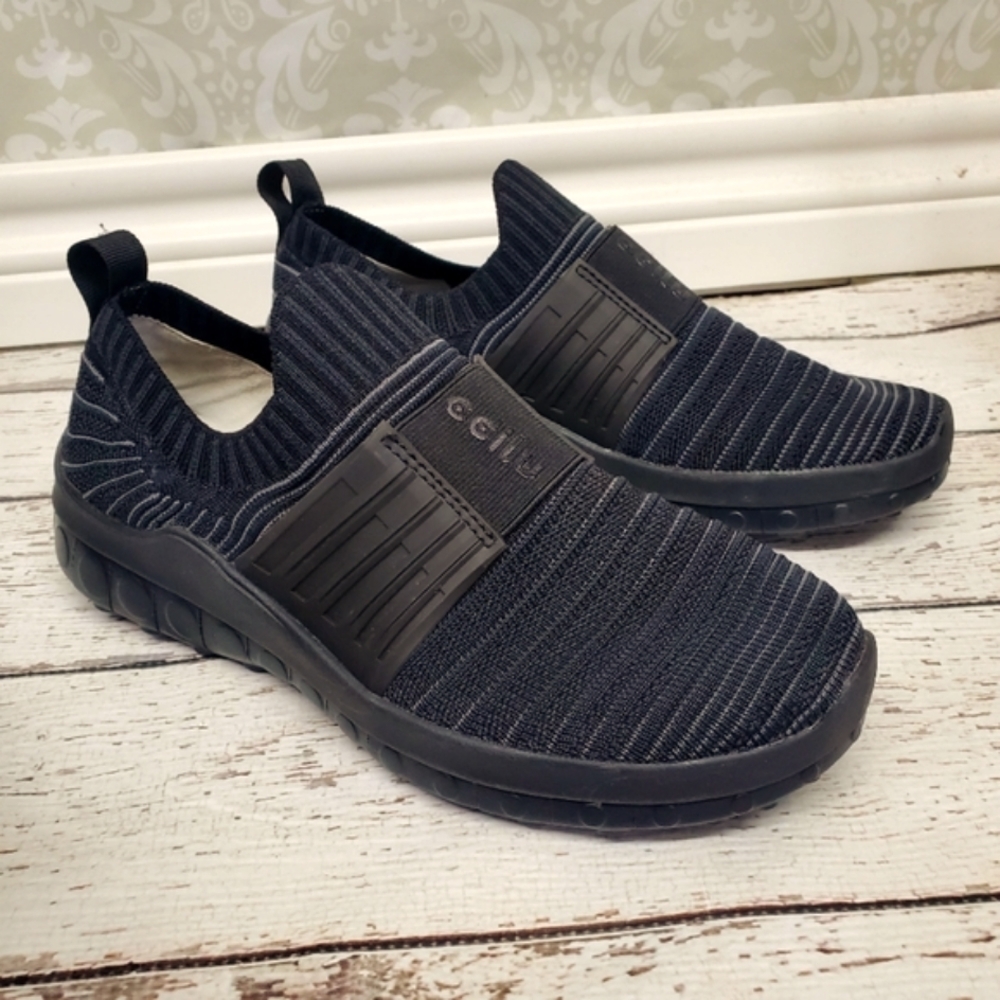 CCILU UNIVERSAL WALKING SHOES  size 7. New